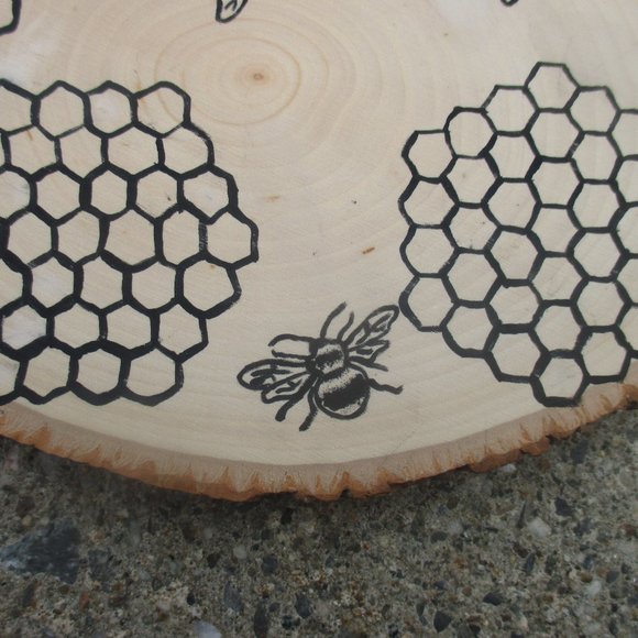 Hand painted honey bee wood slice - Picture 3 of 6